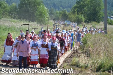 Участники команд во главе с талисманом "Лимпияды" верховажским пастушком и коллективом «Народный праздник» идут к месту проведения первой части соревнований