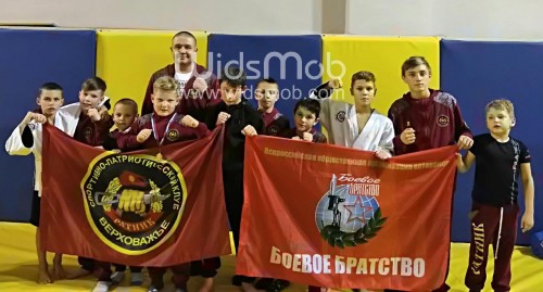 Главный тренер Алексей Кинёв  со своими воспитанниками в Подмосковье