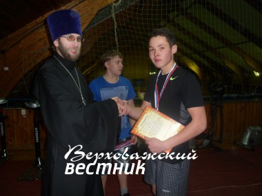 Иерей Евгений Коротин награждает Даниила Черепанова