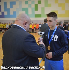 Капитан команды Антон Порохин получает "серебряный" кубок Капитан команды Антон Порохин получает "серебряный" кубок