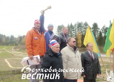 На верхней ступеньке пьедестала почета с заслуженным кубком Алексей Колосов.