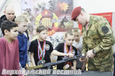 Ребята попробовали разобрать и собрать учебное оружие под руководством действующего военнослужащего