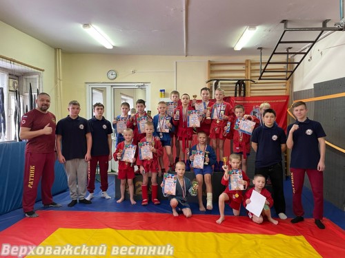 Руководитель СПК "Ратник" Алексей Кинёв, победители и призеры соревнований, судьи – старшие воспитанники. Фото из архива СПК "Ратник"