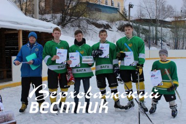 Тренер Б.М. Самылов и команда п. Сальниково – победитель первенства Верховажья по хоккею с шайбой среди юношей Тренер Б.М. Самылов и команда п. Сальниково – победитель первенства Верховажья по хоккею с шайбой среди юношей