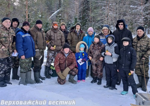 Участники и победители соревнований по зимней рыбалке в Шелотах