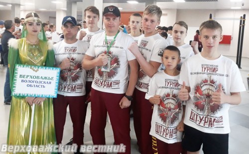 Участников приветствовали  хозяева турнира в национальных костюмах