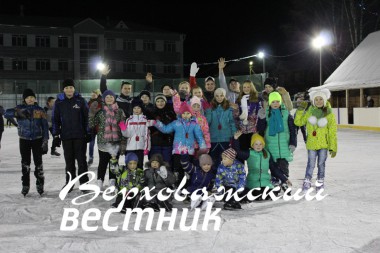 Вечерами на катке весело и многолюдно