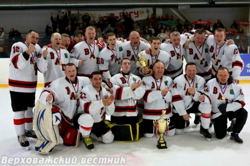 Верховажская команда хоккеистов – чемпионы открытого первенства Вологды в третьей лиге. Фото Павла БАЕВА