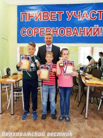 Верховажские призёры Вельского шахматного турнира  с тренером Вячеславом Сабуриным