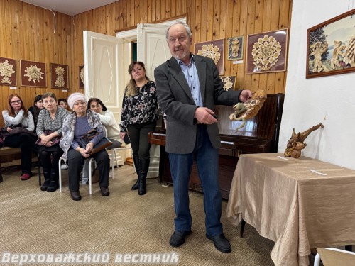 Автор картин рассказал собравшимся о том, как создавались его работы