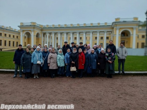 Группа паломников из Верховажья в Царском селе