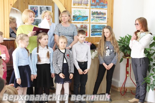 Момент открытия выставки художественного отделения ДШИ  в доме художника имени В.А. Михалева
