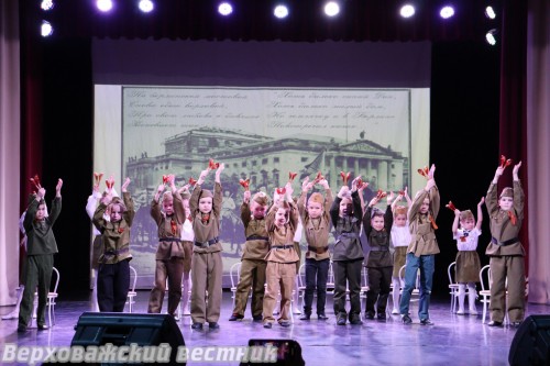 На сцене – ложкари из детского сада №2 "Солнышко"