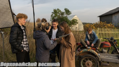 Рабочий момент: режиссер "Вани" Екатерина Иваницкая (в центре) обсуждает с участниками съемочной группы одну из сцен Рабочий момент: режиссер "Вани" Екатерина Иваницкая (в центре) обсуждает с участниками съемочной группы одну из сцен