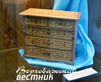 Шкатулка ручной работы в виде комода. Каждый ящичек выдвигается, как у настоящего.