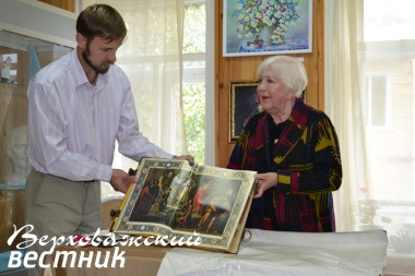 В Верховажье Кира Борисовна опять приехала с подарками.