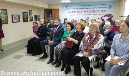 Верховажская художница Елена Федорова (вторая справа)  на открытии выставки в поселке Молочное