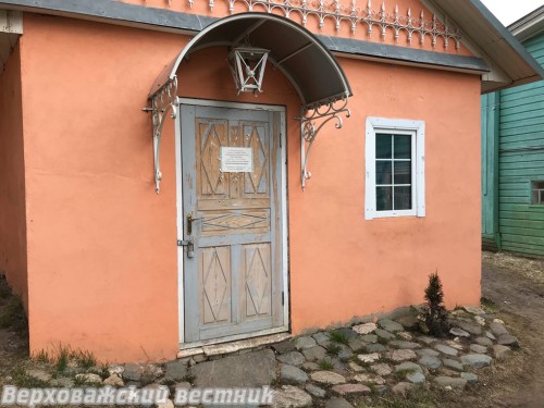 Входная дверь в театр давно ждет покраски, и средства на нее нашлись не без помощи добрых людей