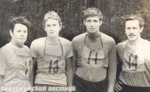 18-летний Василий Шимов (второй слева) вместе с коллегами  по предприятию на кроссе в Вельске