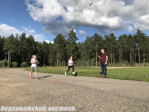 В июле тренировки начинающих легкоатлетов возобновились. Ребята занимались на верховажском стадионе