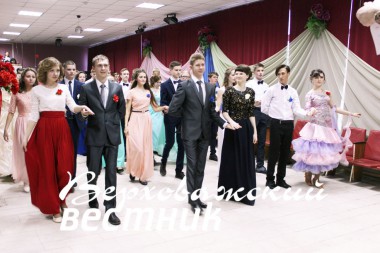 56 старшеклассников стали участниками ежегодного Пасхального бала в Верховажье