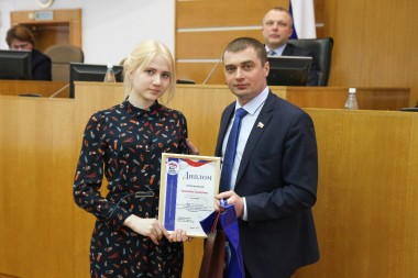 Диплом за участие в конкурсе вручил Екатерине Замятиной депутат ЗСО Владимир Жильцов
