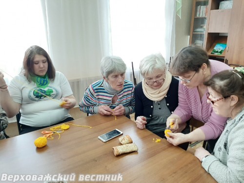 Добровольцы и "серебряный волонтер" Елена Копылова научили участников Центра активного долголетия "Забота" делать пасхальных цыплят из помпонов