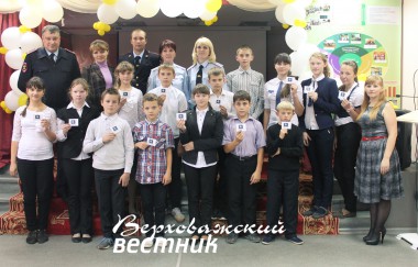 Каждому помощнику полиции вручили именное удостоверение. Каждому помощнику полиции вручили именное удостоверение.