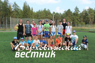 Команда полицейских, победителей товарищеского матча, и сборная по футболу лагеря «Дружба»