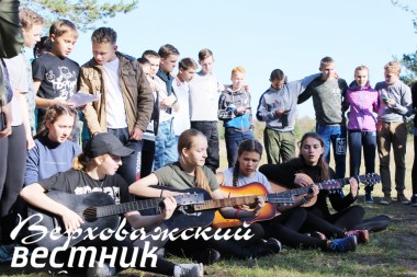 Музыкальная часть слета. Почти в каждом классе нашелся гитарист, а в 9 А – их сразу четверо