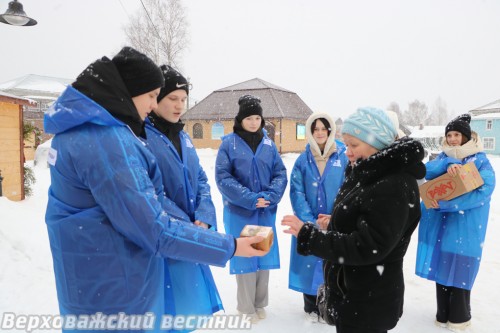 На Соборной площади в Верховажье волонтеры раздавали по 125 грамм хлеба землякам   и рассказывали о памятной дате