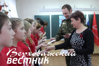 Нагрудные значки ребятам вручили  И.Н. Шипицын и И.В. Варламова