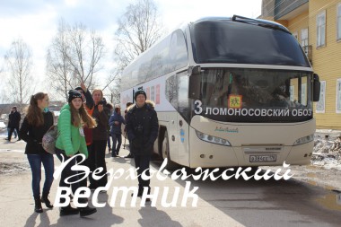 Один из трех автобусов, на которых путешествуют участники проекта