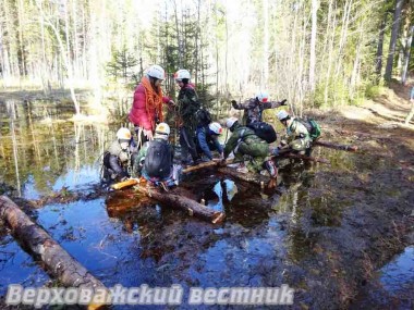 Переправа на брусьях. Только слаженность в работе и командный дух помогали преодолевать такие сложные препятствия Переправа на брусьях. Только слаженность в работе и командный дух помогали преодолевать такие сложные препятствия