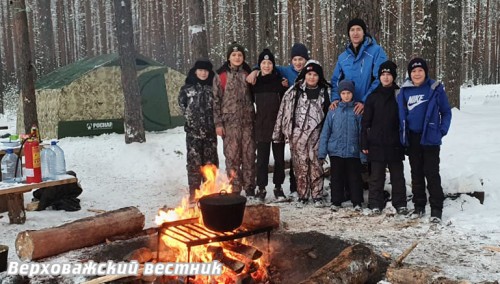 Первый выход в лес с новой палаткой. Тренер-преподаватель Владимир Попов и ребята из старшей группы