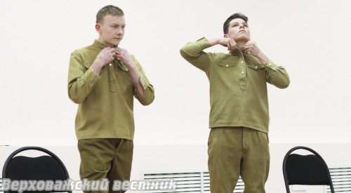 По команде "Рота, подъем!" ребятам нужно было на скорость надеть солдатскую форму