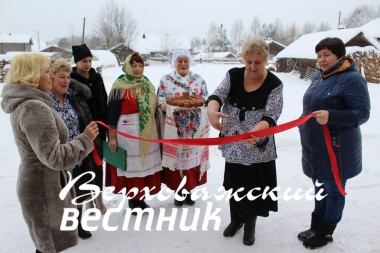 Председатель Верховажского райпо Валентина Анатольевна Шарыгина  торжественно перерезает ленточку, открывая новую пекарню
