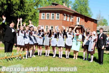 Прощай школа, прощай детство... Чушевицкие 11-классники на празднике Последнего звонка. Фото А.Небоженко Прощай школа, прощай детство... Чушевицкие 11-классники на празднике Последнего звонка. Фото А.Небоженко
