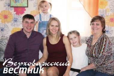 Счастливая и дружная семья Сергея и Евгении Шиловых с детьми Любой и Юлей и мамой Валентиной Счастливая и дружная семья Сергея и Евгении Шиловых с детьми Любой и Юлей и мамой Валентиной