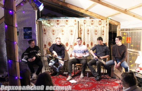 Сергей Непомилуев, Кирилл Сушинский, Алексей Сабурин, Николай Богданов и Юрий Силиванов на импровизированной сцене в гараже