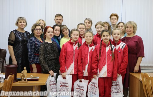 Школьники и их родители с главой округа Александром Дубовым, начальником управления образования Татьяной Поповой, начальником управления культуры Надеждой Макаровской  и директором Верховажской школы Галиной Воробьевой