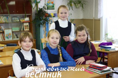 Сидят: Дишинцева Александра, Соломатова Светлана, Негодяева Арина. Стоит Пятовская Анна.
