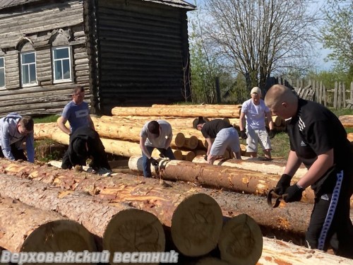 Трудовой отряд при ЦТНК корит бревна для часовни в Новой Деревне. 20 мая 2025 года Трудовой отряд при ЦТНК корит бревна для часовни в Новой Деревне. 20 мая 2025 года