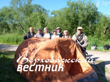 Участники заплыва по маршруту Шелота-Верховажье
