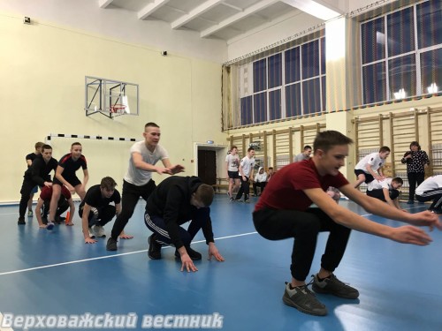 Ученики Верховажской средней школы имени Я.Я. Кремлева выполняют задание ведущей Ученики Верховажской средней школы имени Я.Я. Кремлева выполняют задание ведущей