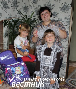 В школу первоклассницу Кристину собирают и мама, и младшая сестренка