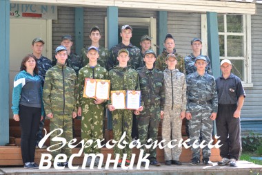 Взвод юнармейцев и руководители сборов  Т.В. Трапезникова и О.Г. Ручьев