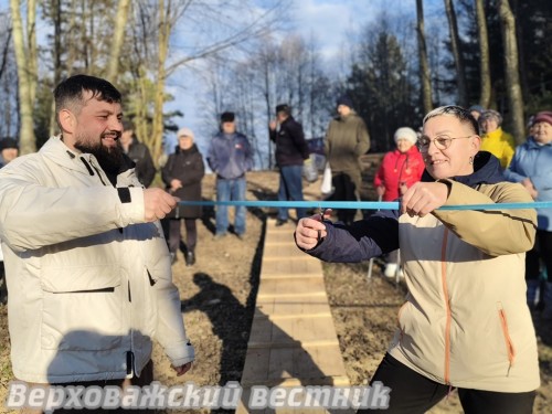 В октябре состоялось открытие благоустроенного родника в Теплом Ручье. Ленточку перерезают Константин Кондаков и староста поселка Светлана Коротаевская