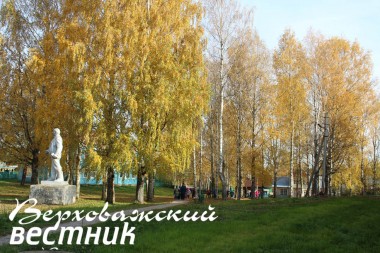 Когда-то территория между церковью и здание администрации поселения была частью площади