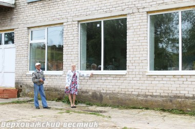 Алексей Владимирович Шутов, учитель технологии, и Татьяна Николаевна Игнатьевская, директор школы, с июня руководят ремонтом здания и промежуточными результатами довольны